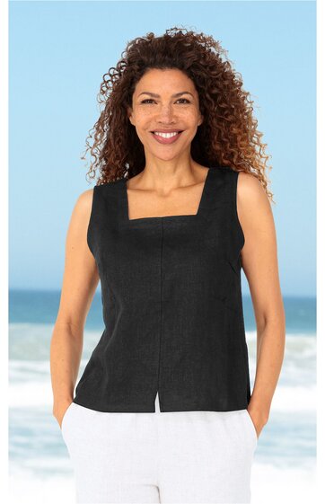 Schwarzes ärmelloses Oberteil mit quadratischem Ausschnitt, gerade geschnitten, mit kleinem Schlitz vorne unten, getragen von lächelnder stehender Frau mit lockigen Haaren, ohne Muster