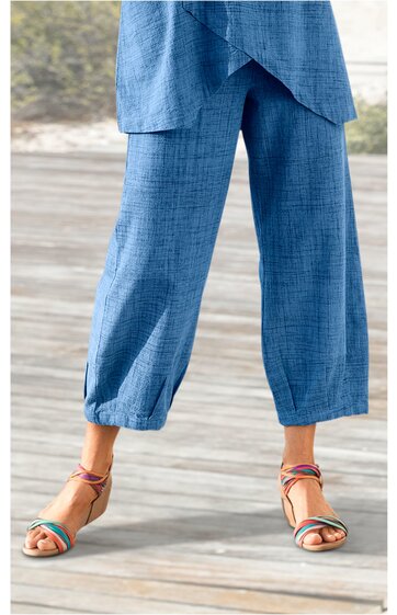 Blau melierte weite Hose, knöchellang, mit elastischem Bund und Bündchen, getragen von stehender Person, casual Schnitt