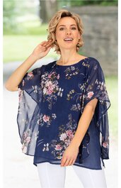 Marineblaue Bluse mit floralem Muster in Rosatönen, locker geschnitten, transparentes Überwurf-Top mit kurzen Ärmeln, rundhals, getragen von stehender Frau, lockere Passform