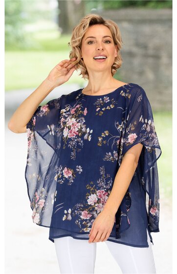 Marineblaue Bluse mit floralem Muster in Rosatönen, locker geschnitten, transparentes Überwurf-Top mit kurzen Ärmeln, rundhals, getragen von stehender Frau, lockere Passform
