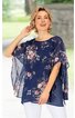 Marineblaue Bluse mit floralem Muster in Rosatönen, locker geschnitten, transparentes Überwurf-Top mit kurzen Ärmeln, rundhals, getragen von stehender Frau, lockere Passform
