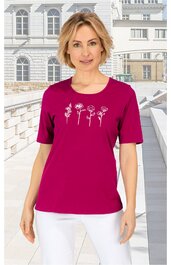 Kurzärmliges T-Shirt in fuchsia mit Rundhalsausschnitt, Frontmotiv mit fünf weißen Stempeldruck-Blumen, gerade geschnitten, getragen von stehender Frau, bequeme Passform