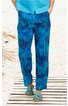 Hose für Damen in Blautönen mit abstraktem Muster, gerader Schnitt, mit seitlichen Eingrifftaschen, getragen von stehender Person mit blauer Sandale