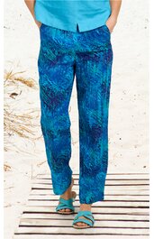 Hose für Damen in Blautönen mit abstraktem Muster, gerader Schnitt, mit seitlichen Eingrifftaschen, getragen von stehender Person mit blauer Sandale