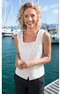 Weißes ärmelloses Oberteil mit quadratischem Ausschnitt, gerade geschnittener Saum, getragen von lächelnder Frau vor Hafen mit Booten, lockere Passform