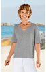 Hellgraues Kurzarmshirt mit V-Ausschnitt, lockere Passform, getragen von stehender lächelnder Frau vor Strandkulisse, schlicht ohne Muster oder Verzierungen
