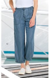 Damenhose in mittelblau, einfarbig, elastischer Bund mit Kordel, zwei große vordere Taschen, gerade geschnitten, elastische Bündchen am Knöchel, getragen von stehender Person, Casual-Stil