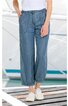 Damenhose in mittelblau, einfarbig, elastischer Bund mit Kordel, zwei große vordere Taschen, gerade geschnitten, elastische Bündchen am Knöchel, getragen von stehender Person, Casual-Stil