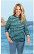 Langärmliger Pullover in grün und blau gestreift, Rundhalsausschnitt, gerade Form, getragen von lächelnder stehender Frau vor Meereskulisse