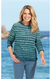 Langärmliger Pullover in grün und blau gestreift, Rundhalsausschnitt, gerade Form, getragen von lächelnder stehender Frau vor Meereskulisse