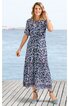 Maxikleid in Marineblau mit floralen Mustern in Hellblau, Rosa und Weiß, Rundhalsausschnitt, halblange Ärmel, gerade geschnittener Rock mit Bordürendruck, getragen von stehender lächelnder Frau am Wasser, knöchellang