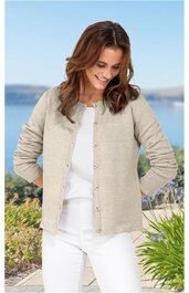 Beige Strickjacke mit Knöpfen vorne, mittellang, Rundhalsausschnitt, getragen von stehender Frau mit weißen Hosen und weißem Oberteil, lange Ärmel, ohne Kragen