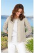 Beige Strickjacke mit Knöpfen vorne, mittellang, Rundhalsausschnitt, getragen von stehender Frau mit weißen Hosen und weißem Oberteil, lange Ärmel, ohne Kragen