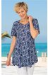 Dunkelblaues Damen-Tunikaoberteil mit weißem Paisley-Muster, rundem Ausschnitt, kurze Ärmel, asymmetrischer Saum, getragen von stehender Frau am Strand