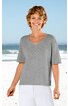 Hellgraues Kurzarmshirt ohne Muster, V-Ausschnitt, gerade geschnitten, getragen von stehender Frau vor Strandhintergrund