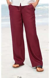 Hose, bordeauxrot, einfarbig, gerade geschnitten, mit Taschen, getragen von stehender Person am Strand