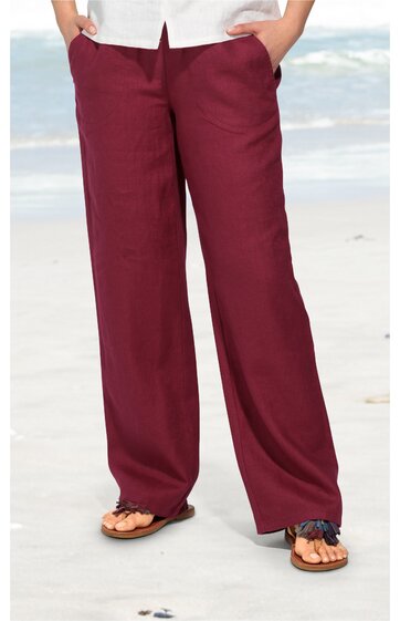 Hose, bordeauxrot, einfarbig, gerade geschnitten, mit Taschen, getragen von stehender Person am Strand