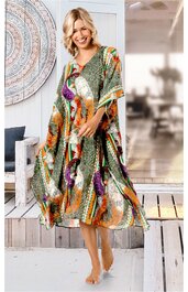 Weit geschnittenes Kaftankleid in Olivgrün mit buntem Muster aus Orange, Lila, Weiß und Schwarz, V-Ausschnitt, kurze Ärmel, knöchellang, getragen von stehender lächelnder Frau, locker fallend