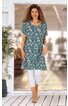 Blaues Kleid mit floralem Muster in Weiß und Gelbtönen, V-Ausschnitt, kurze Ärmel, knielang, gerade Form, getragen von stehender Frau auf Terrasse, kombiniert mit weißen Leggings