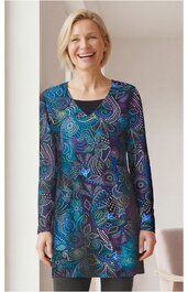 Langarmshirt in Schwarz mit bunter floral-abstraktem Muster in Blau, Grün und Violett, V-Ausschnitt, tailliert, knielang, getragen von stehender lächelnder Frau
