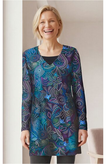 Langarmshirt in Schwarz mit bunter floral-abstraktem Muster in Blau, Grün und Violett, V-Ausschnitt, tailliert, knielang, getragen von stehender lächelnder Frau