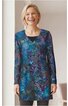 Langarmshirt in Schwarz mit bunter floral-abstraktem Muster in Blau, Grün und Violett, V-Ausschnitt, tailliert, knielang, getragen von stehender lächelnder Frau