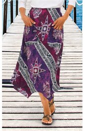 Knöchellanger Rock in Aubergine mit weißem und schwarzem ethnischem Muster, asymmetrischer Saum, elastischer Bund, getragen von stehender Person, leichter Stoff