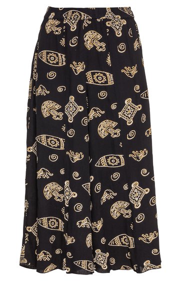 Schwarzer langer Rock mit beigem Ethno-Muster aus geometrischen Formen und Symbolen, locker fallend, ohne sichtbare Verschlüsse oder Taschen