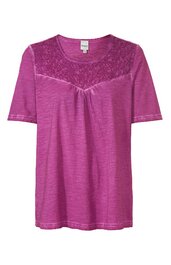 Fuchsiafarbenes T-Shirt mit kurzen Ärmeln, Rundhalsausschnitt, obere Brustpartie mit floraler Spitzenapplikation, leichter Faltenwurf unterhalb der Spitzen, gerade geschnitten