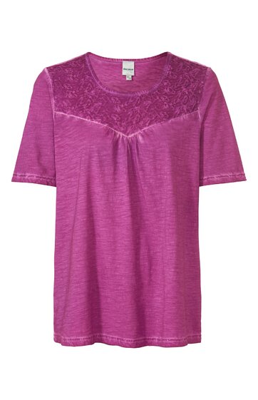 Fuchsiafarbenes T-Shirt mit kurzen Ärmeln, Rundhalsausschnitt, obere Brustpartie mit floraler Spitzenapplikation, leichter Faltenwurf unterhalb der Spitzen, gerade geschnitten