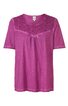 Fuchsiafarbenes T-Shirt mit kurzen Ärmeln, Rundhalsausschnitt, obere Brustpartie mit floraler Spitzenapplikation, leichter Faltenwurf unterhalb der Spitzen, gerade geschnitten