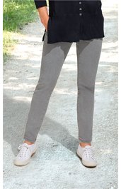 Graue Hose mit geradem Bein, ohne Muster, getragen von stehender Person, kombiniert mit schwarzem langen Oberteil und weißen Schnürschuhen