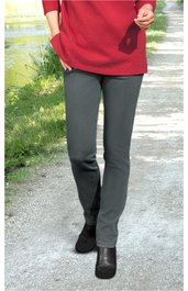 Dunkelgraue Damenhose, schmal geschnitten, ohne sichtbares Muster, getragen von stehendem Modell, mit schwarzen Schuhen, lange Hose mit geradem Bein, Taschen an den Seiten
