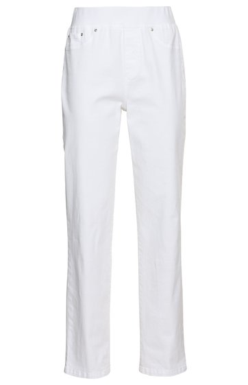 Weiße gerade geschnittene Hose, hoher Bund, fünf Taschen mit Nieten, rechter Hosenschlitz mit Reißverschluss, schlichte Nahtführung