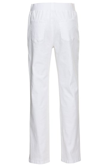 Weiße lange Hose ohne Muster, gerade geschnitten, elastischer Bund hinten, zwei aufgesetzte Taschen hinten, ohne sichtbare Verschlüsse