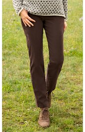 Dunkelbraune Hose ohne Muster, gerade geschnitten, mit Seitentaschen, getragen von stehender Person auf Rasenfläche, kombiniert mit beigefarbenem grob gestricktem Pullover und braunen Schnürschuhen