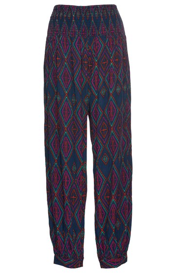 Locker geschnittene lange Hose in dunklem Blau mit buntem Rautenmuster in Rot und Violett, elastischer Bund, gerade geschnittene Beine