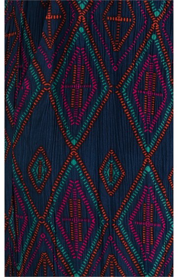 Dunkelblauer Stoff mit geometrischem Muster, Rhombenformen in Türkis, Pink und Orange, feine Linienstruktur, engmaschiges Design