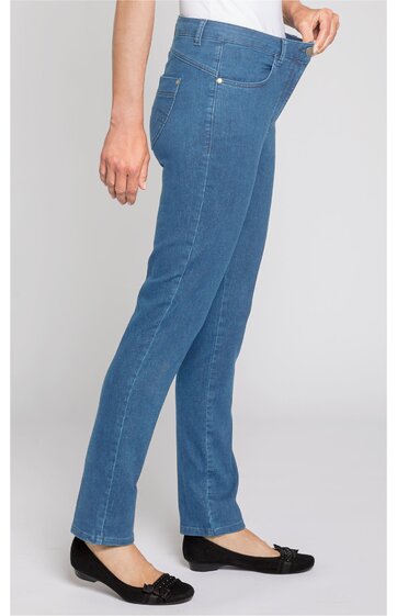 Blaue Damenjeans mit hohem Bund, geradem Bein, fünf Taschen, getragen von seitlich stehendem Modell, Taille mit elastischem Einsatz sichtbar, kombiniert mit schwarzen Ballerinas