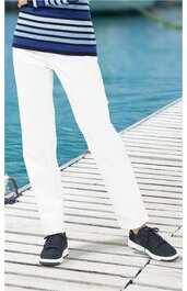 Weiße, gerade geschnittene Hose, lange Länge, getragen von stehender Person, sichtbare Taschen, Bund mit Knopf und Reißverschluss, kombiniert mit marineblau-weiß gestreiftem Oberteil und schwarzen Sneakers