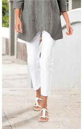 Weiße, gerade geschnittene Damenhose, knöchellang, getragen von schlanker Person, kombiniert mit grauem, langem Oberteil mit Seitenschlitzen, offenem Saum, weiße Sandalen mit T-Strap und floraler Verzierung