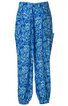 Locker geschnittene Hose in Blau mit hellem Blumenmuster, elastischer Bund und Beinabschluss, seitliche Tasche, gerade geschnitten