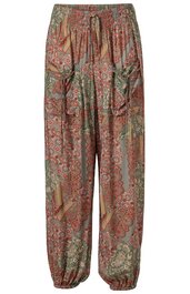 Locker sitzende lange Hose in Rostrot und Grün mit orientalischem Blumen- und Paisleymuster, hoher elastischer Bund mit Bindeband, seitliche Eingrifftaschen, elastische Bündchen an den Beinenden
