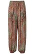 Locker sitzende lange Hose in Rostrot und Grün mit orientalischem Blumen- und Paisleymuster, hoher elastischer Bund mit Bindeband, seitliche Eingrifftaschen, elastische Bündchen an den Beinenden