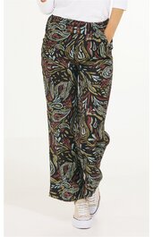 Weite Hose in Dunkelbraun mit abstraktem, mehrfarbigem Muster in Blau, Grün und Rot, gerader Schnitt, Bund mit Knopf und Reißverschluss, keine sichtbaren Taschen, getragen von stehender Person mit weißen Sneakers