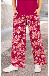 Hose in bordeauxrot mit hellem Blumenmuster, gerade geschnitten, elastischer Bund, Taschen, getragen von stehender Person, legere Passform