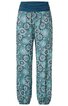 Locker geschnittene lange Hose in Türkis mit Blumenmuster in Weiß und Dunkelblau, breiter elastischer dunkelblauer Bund, elastische Bündchen an den Beinen