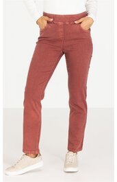 Rote Hose mit geradem Bein und klassischem Schnitt, fünf Taschen, Gürtelschlaufen, getragen von Person mit Händen in den Taschen und weißen Sneakern