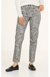Hose mit geradem Schnitt, hellgrau mit floralem Muster in dunklen Grautönen, Taille mit Gürtelschlaufen, getragen von stehender Person, knöchellang