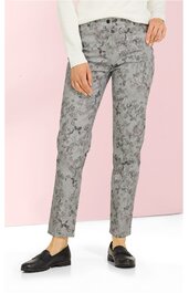 Hose mit geradem Schnitt, hellgrau mit floralem Muster in dunklen Grautönen, Taille mit Gürtelschlaufen, getragen von stehender Person, knöchellang